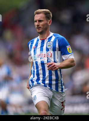 Aktenfoto vom 04-09-2022 von Tom Lees. Die untersten Huddersfield haben vor ihrem Heimspiel der Sky Bet Championship mit Swansea einen Twin Boost erhalten. Ausgabedatum: Freitag, 11. November 2022. Stockfoto