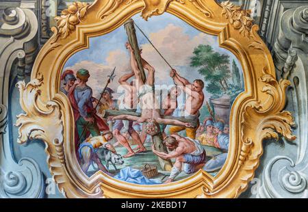 VARALLO, ITALIEN - 17. JULI 2022: Fresko der Kreuzigung des heiligen Petrus in der Kirche Basilica del Sacro Monte von Francesco Leva (1714). Stockfoto