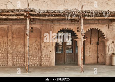 Eingang zum Heritage House in Al Seef, Dubai Stockfoto