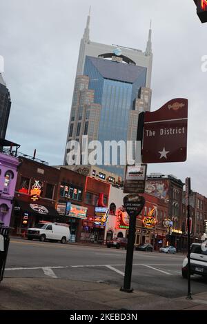 ATT-Gebäude hinter dem Broadway in der Innenstadt von Nashville Stockfoto