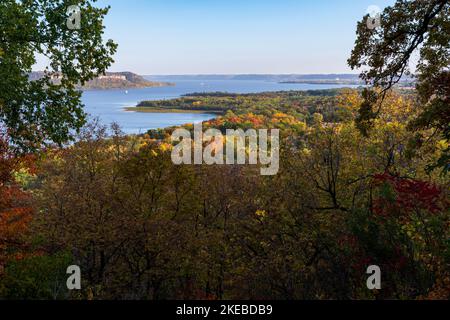 Im Herbst überblickt man das mississippi River Valley von oben auf der Klippe im frontenac State Park minnesota Stockfoto