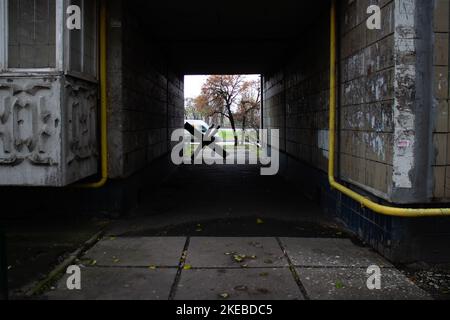 Kiew, Kiew, Ukraine. 11.. November 2022. Panzerabwehrigel in einem Wohngebiet einer Stadt (Bild: © ADAA Zagorodnya/ZUMA Press Wire) Stockfoto