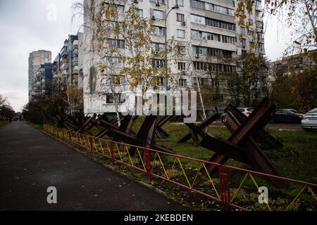 Kiew, Kiew, Ukraine. 11.. November 2022. Panzerabwehrigel in einem Wohngebiet einer Stadt (Bild: © ADAA Zagorodnya/ZUMA Press Wire) Stockfoto