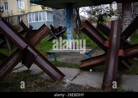 Kiew, Kiew, Ukraine. 11.. November 2022. Die Bank befindet sich hinter den Panzerabwehrigeln in einem Wohngebiet einer Stadt (Bild: © ADAA Zagorodnya/ZUMA Press Wire) Stockfoto