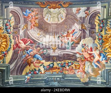 VARALLO, ITALIEN - 17. JULI 2022: Das Fresko der barocken Engel unter den Blumen in der Kirche Basilica del Sacro Monte von Francesco Leva (1714). Stockfoto