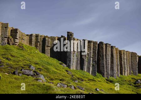 Die Gerduberg Cliffs auf dem grünen Hügel Islands Stockfoto