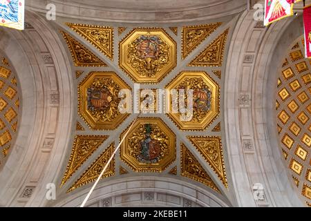 Eine Aufnahme von wunderschönen Deckendetails mit originellen architektonischen Highlights in der St. Paul's Cathedral Stockfoto