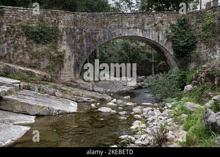 Steinbrücke über den Fluss Argoza in Barcena Mayor, Kantabrien, Spanien. Stockfoto