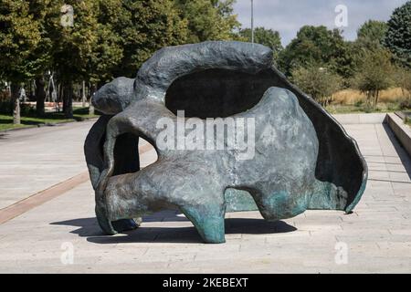 Burgos, Spanien - 28. August 2020: Skulptur des Schädels von Miguelon vor dem Museum für menschliche Evolution in Burgos, Spanien. Stockfoto