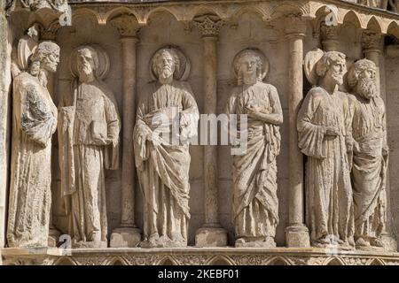 Detail der Skulpturen auf dem Pfosten der Coroneria-Tür, Kathedrale von Burgos, Spanien. Stockfoto