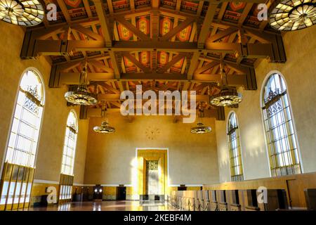 Die ursprüngliche Lobby an der Union Station, dem Hauptbahnhof in Los Angeles, USA Stockfoto