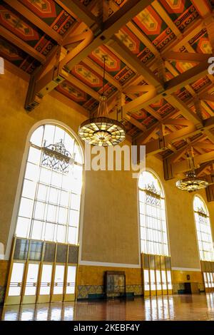 Die ursprüngliche Lobby an der Union Station, dem Hauptbahnhof in Los Angeles, USA Stockfoto