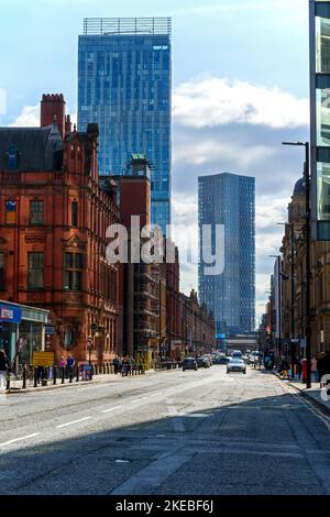 Der Beetham Tower und eines der Deansgate Square Wohnblocks, von Deansgate, Manchester, England, Großbritannien Stockfoto