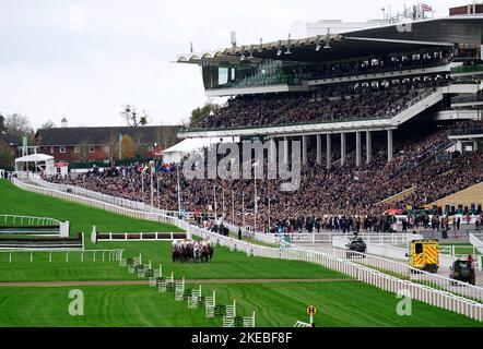 Läufer und Reiter in Aktion, wenn sie an der Behindertenhürde der Markel Insurance Conditional Jockeys am ersten Tag des November-Meetings auf der Cheltenham Racecourse teilnehmen. Bilddatum: Freitag, 11. November 2022. Stockfoto