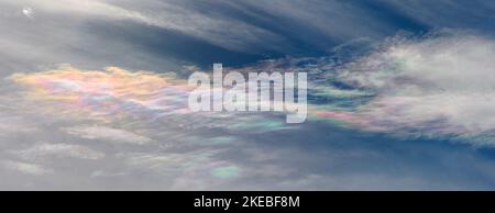 Farbenfrohe, schillernde Wolke über Tameside, Greater Manchester, England, Großbritannien Stockfoto