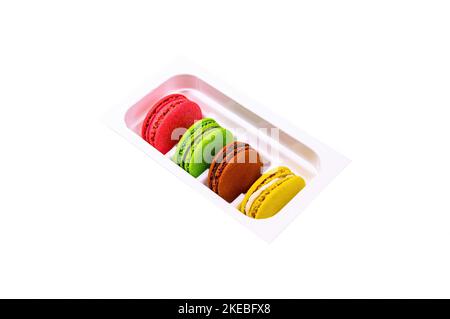 Farbige Macaronkekse in einer Box isoliert auf weißem Hintergrund. Kekse, Makronen. Mehlteigprodukt. Süßes Dessert. Bunte Lebkuchen. Cooki Stockfoto