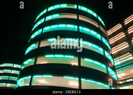Mehrstöckiges Parkhaus, Bristol, bei Nacht Stockfoto