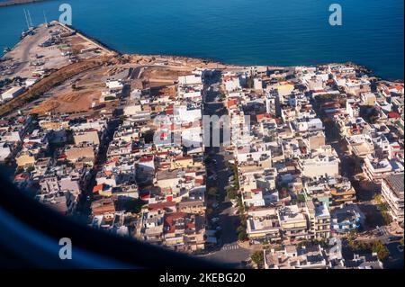 Luftaufnahme zu einem kleinen Teil des Wohngebiets in der Nähe des Hafens in Heraklion, Kreta, Griechenland. Stockfoto