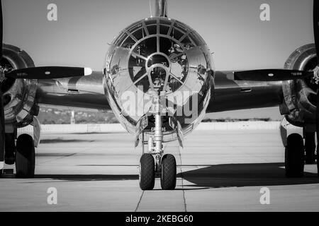 Die Nase einer B-29 Superfortrees, die 1944 gebaut wurde und den Namen Doc trägt, die auf dem Asphalt sitzt und auf Touristen wartet, die zur Miramar Airshow 2022 in S ankommen Stockfoto