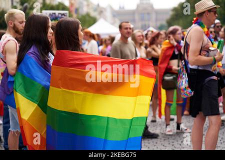 PRAG, TSCHECHISCHE REPUBLIK - 13. AUGUST 2022: LGBT-Frauen mit farbenfrohen Regenbogenfahnen auf dem Wenzelsplatz während ihres schwulen Stolzes Stockfoto