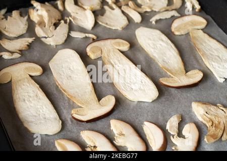 Geschnittene Steinpilze oder Boletus edulis auf einem Backblech - Vorbereitung zum Trocknen Stockfoto