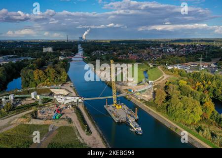 Castrop-Rauxel, Nordrhein-Westfalen, Deutschland - Neubau einer Brücke -Sprung über den Emscher-, einem schwimmenden Kran auf dem Rhein-Herne-Kanal duri Stockfoto