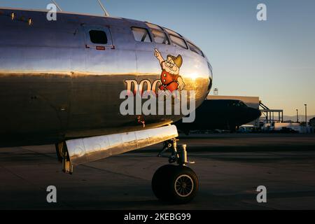 Am frühen Morgen mit Doc, einer B-29 Superfortrees aus dem Jahr 1944, die auf dem Asphalt der Miramar Airshow 2022 in San Diego, Kalifornien, steht. Stockfoto