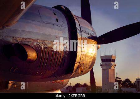 Die Motoren von Doc, einem 1944 gebauten B-29 Superfortrees, der auf dem Asphalt der Miramar Airshow 2022 in San Diego, Kalifornien, sitzt. Stockfoto