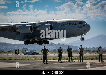 Ein C-17 Globemaster der US Air Force kommt zur Landung auf der Miramar Airshow 2022 in San Diego, Kalifornien. Stockfoto