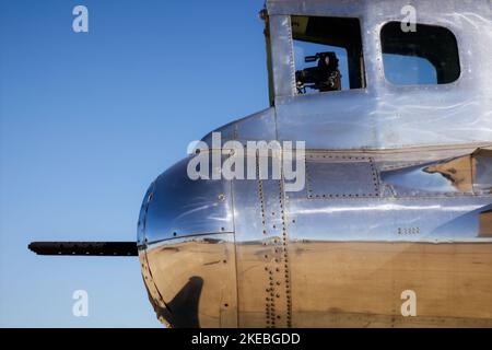 Die Heckkanonen von Doc, einer B-29 Superfortress, die 1944 gebaut wurde, sind auf der Miramar Airshow in San Diego, Kalifornien, ausgestellt. Stockfoto