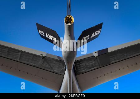 Blick auf den Schwanz eines US Air Force KC-135 Stratotankers auf der Miramar Airshow 2022 in San Diego, Kalifornien. Stockfoto