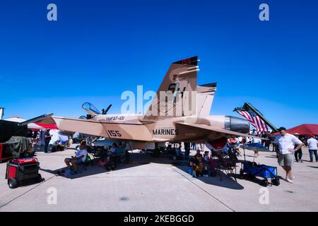 Airshow-Zuschauer werden bei der Miramar Airshow 2022 in San Diego, Kalifornien, im Schatten einer FA-18 Hornet von der Sonne entlastet. Stockfoto
