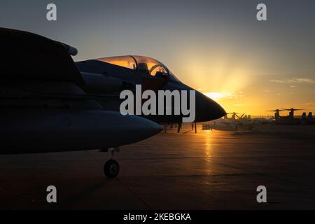 Ein F-15 Eagle der US Air Force bekommt die Morgensonne, bevor die Massen ankommen, auf der Miramar Airshow 2022 in San Diego, Kalifornien. Stockfoto