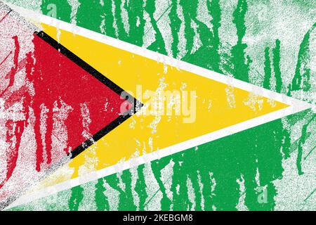 Guyana-Flagge auf alten verzweifelten Betonwand Hintergrund gemalt Stockfoto