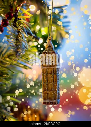 Ein kleiner, goldener Big Ben Turm aus London als weihnachtsschmuck Stockfoto