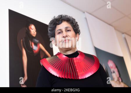 Birmingham, Großbritannien. 11.. November 2022. Der Kunstkurator Deirdre Figueiro dotiert ein Halsstück namens Pagoda II des Künstlers Dauvit Alexander. Die Arbeit ist Teil einer Ausstellung "Queer Metals" im Midlands Arts Centre, Birmingham, vom 12.. Bis 19. November. Die 8 Künstler der Schau beschäftigen sich mit der Metallverarbeitung und der Vielfältigkeit von Queerness. Kredit: Peter Lopeman/Alamy Live Nachrichten Stockfoto