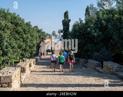 Besucher verlassen die archäologische Stätte Nea Pafos in Paphos, Zypern. Stockfoto