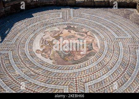 Das Haus von Aion, Paphos, Zypern: Mosaikboden in einem Medaillon, das mythische Duell zwischen Theseus und dem Minotaurus im Labyrinth von Kreta. Stockfoto