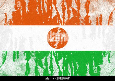Niger-Flagge auf alten verzweifelten Betonwand Hintergrund gemalt Stockfoto