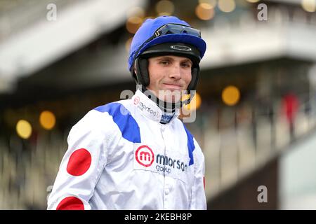 Jockey Harry Cobden feiert, nachdem er am ersten Tag des Novembertreffens auf der Pferderennbahn Cheltenham die Ballymore Novices' Hurdle (Hyde) mit Pferd Hermes Allen gewonnen hat. Bilddatum: Freitag, 11. November 2022. Stockfoto