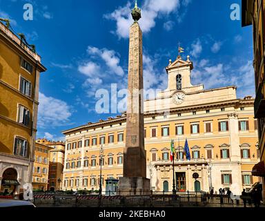 Rom Latium Italien. Der Palazzo Montecitorio ist ein Palastsitz der Abgeordnetenkammer, dem Unterhaus des italienischen Parlaments. Stockfoto