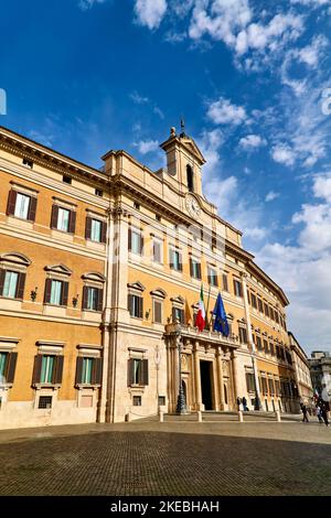 Rom Latium Italien. Der Palazzo Montecitorio ist ein Palastsitz der Abgeordnetenkammer, dem Unterhaus des italienischen Parlaments. Stockfoto