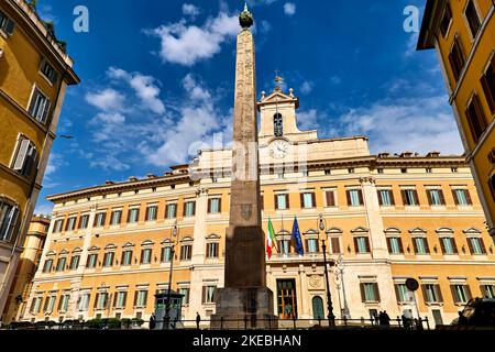 Rom Latium Italien. Der Palazzo Montecitorio ist ein Palastsitz der Abgeordnetenkammer, dem Unterhaus des italienischen Parlaments. Stockfoto