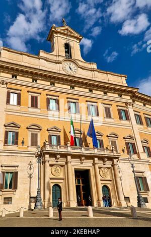 Rom Latium Italien. Der Palazzo Montecitorio ist ein Palastsitz der Abgeordnetenkammer, dem Unterhaus des italienischen Parlaments. Stockfoto