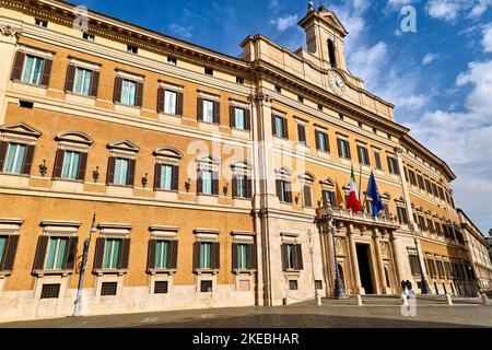 Rom Latium Italien. Der Palazzo Montecitorio ist ein Palastsitz der Abgeordnetenkammer, dem Unterhaus des italienischen Parlaments. Stockfoto