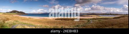 Panoramablick über den Firemore Beach an der atlantischen Nordwestküste Schottlands Stockfoto