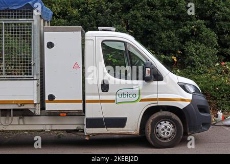 Ubico Abfallfahrzeug arbeitet in Cheltenham, Gloucestershire, England, Großbritannien, GL50 1AD Stockfoto