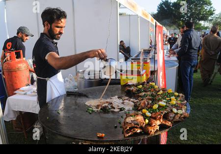 Food Festival in Rawalpindi Pakistan Eine Person, die pakistanisches Essen zubereitet Stockfoto