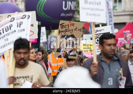 Die Teilnehmer versammeln sich und marschieren während der vom TUC ausgerufenen ‘We Demand Better’-Demonstration inmitten der steigenden Lebenshaltungskosten in London. Stockfoto