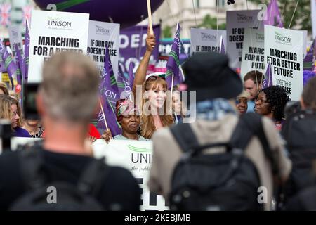 Angela Rayner, Abgeordnete der Labour Party, wird hinter einem Transparent gesehen, während die Teilnehmer während der vom TUC in London ausgerufenen Demonstration ‘Wir fordern besser“ marschieren. Stockfoto